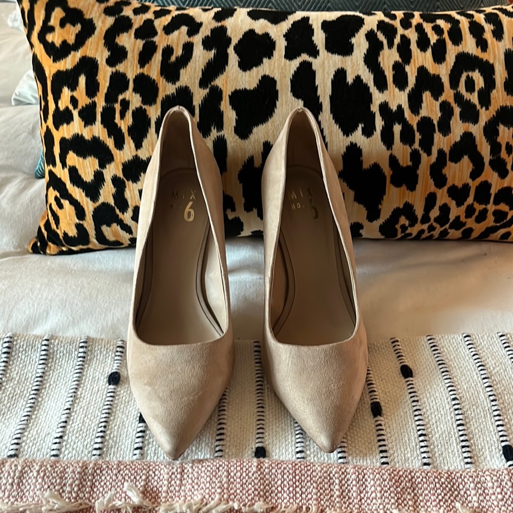 Tan suede pump /heel